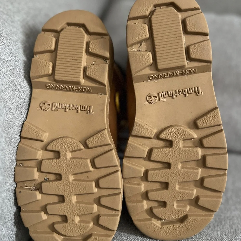 Boys size 10 Timberland boots - Picture 3 of 5